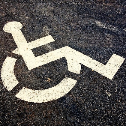 Parking accesible a personas con movilidad reducida